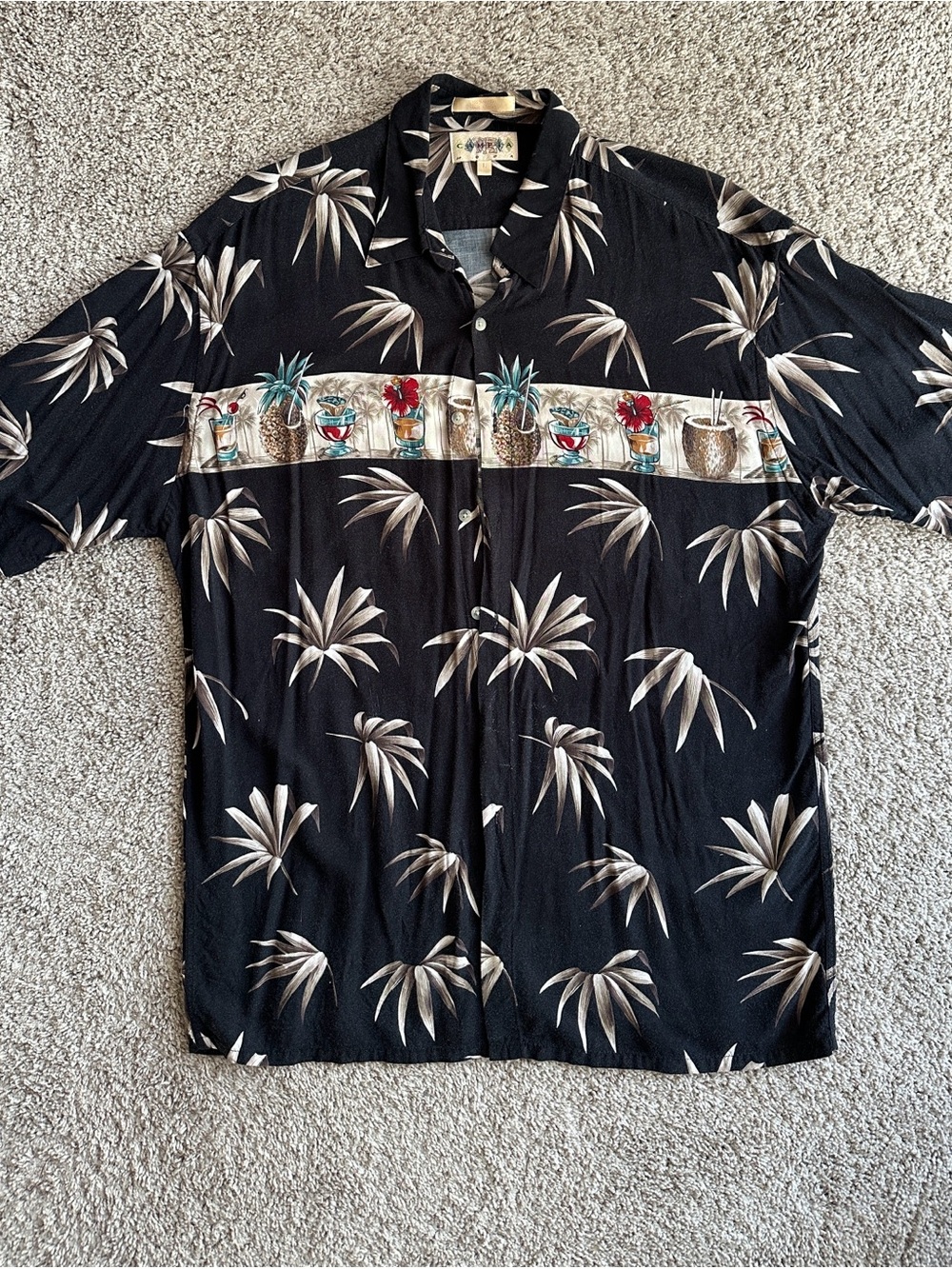 Campia L EUC men’s Hawaiian shirt. Black w/ palms and cocktails design